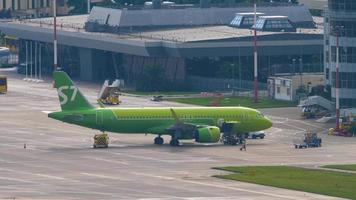 sochi, rússia, 30 de julho de 2022 - airbus a320 271n, ra 73426 de s7 airlines o embarque de passageiros terminou e o avião está pronto para a partida. conceito de turismo e viagens video