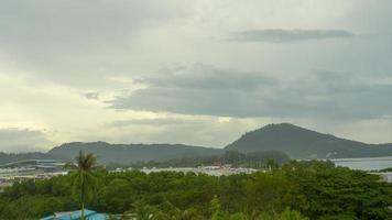 phuket, thailand 14. november 2019 - panoramischer zeitraffer internationaler flughafen phuket und seine umgebung. video