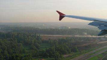 l'avion descend avant d'atterrir à l'aéroport de sheremetyevo moscou svo, fédération de russie. video