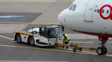Düsseldorf, Tyskland juli 23, 2017 - airberlin flygbuss a320 d abdy bogsering innan avresa. Düsseldorf flygplats video