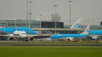 amsterdam, pays-bas 27 juillet 2017 - alitalia roulage sur l'aérodrome de l'aéroport d'amsterdam. boeing 737 compagnie aérienne klm roule sur la voie de circulation devant le terminal de l'aéroport. notion de voyage