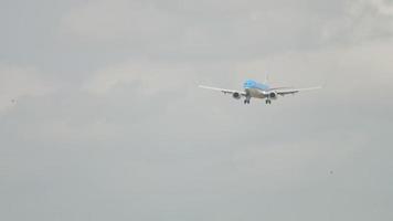 amsterdam, pays-bas 27 juillet 2017 - avion à réaction boeing 737 de klm s'approchant pour atterrir à l'aéroport de schiphol, amsterdam. long shot vue de face avion civil dans le ciel video