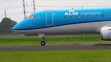 amsterdam, il Olanda luglio 27, 2017 - klm cityhopper Embraer 175 ph es atterraggio su pista di decollo 18r polderbaan. nave aeroporto, amsterdam, Olanda video