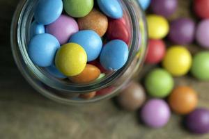 bombones multicolores con relleno de chocolate foto