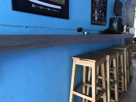 sillas únicas hechas de madera en cafés y restaurantes foto