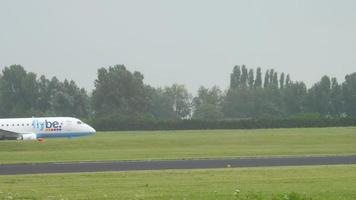 amsterdam, nederländerna 25 juli 2017 - airbridgecargo boeing 747 vq bfe accelererar före avgång vid polderbaan 36l, shiphol flygplats, amsterdam, holland video