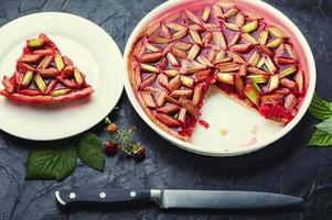 delicioso pastel con ruibarbo y frambuesas, tarta de ruibarbo foto