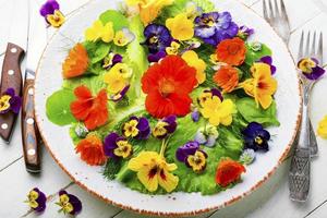ensalada de flores comestibles en el plato foto