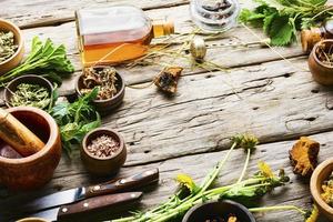 hierbas homeopáticas y raíces en la medicina herbaria foto