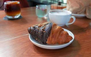 croissant en la mesa para el desayuno foto