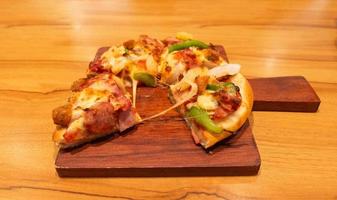 nueva pizza hawaiana mini chessy fresca en tablero de madera foto
