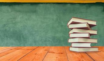 libros sobre mostrador de madera en perspectiva en clase foto