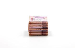 lote aislado de billetes tailandeses en blanco foto