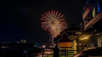 fuegos artificiales en el río en el cielo oscuro foto