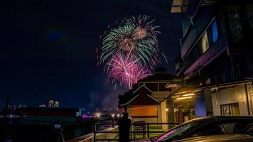 fuegos artificiales en el río en el cielo oscuro foto