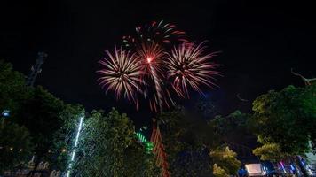 ceremonia de fuegos artificiales en el templo, tailandia foto