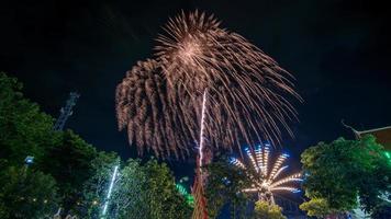 ceremonia de fuegos artificiales en el templo, tailandia foto