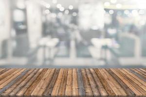 mesa de madera con fondo de restaurante borroso foto