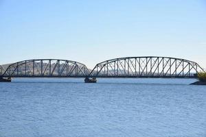 el puente bethanga o bellbridge es un puente de acero que lleva la autopista riverina a través del lago hume, un lago artificial en el río murray en australia. foto