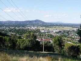 la vista de la ciudad de albury en la colina en el mirador de la colina oriental con vistas al aeropuerto de albury y al rango superior de la mesa. foto