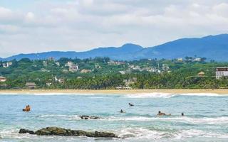 puerto escondido oaxaca mexico 2022 olas extremadamente grandes para surfistas en la playa puerto escondido mexico. foto