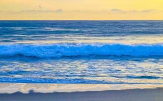 colorido atardecer dorado gran ola y playa puerto escondido mexico. foto