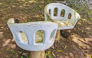 banco de piedra ingeniosamente curvado en el parque de la ciudad playa del carmen. foto