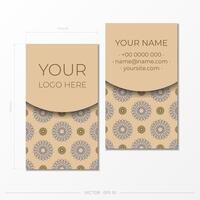 tarjeta de visita en color beige con lujosos adornos. diseño de tarjeta de presentación listo para imprimir con espacio para su texto y patrones abstractos. vector