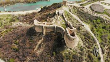 vista aérea bebris tsikhe fortaleza hito histórico en mtskheta con río y turista video