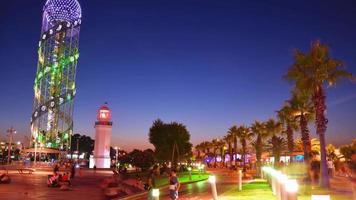 incroyable zoom arrière timelapse coloré de nuit d'été de l'horizon de la ville de batoumi en heure bleue jour et nuit. time-lapse de batoumi 2021. monuments touristiques phare tour alphabétique video