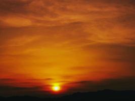 hermosas puestas de sol desde el cielo rojo fuego, con los colores vivos del verano de 2022 foto