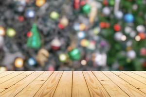 Mesa de madera vacía con árbol de navidad borroso con fondo de luz bokeh foto