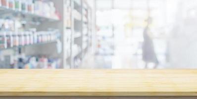 Encimera de madera vacía con fondo de estantes de farmacia de farmacia borrosa foto