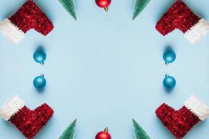 navidad año nuevo fondo pino bola chuchería sobre fondo azul pastel foto