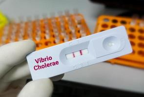 dispositivo de prueba rápida o casete para la prueba de vibrio cholerae, muestre un resultado positivo. foto