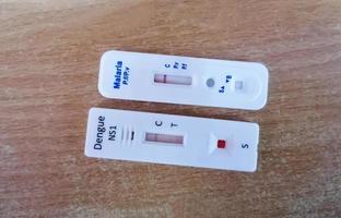 Prueba rápida de dengue ns1 y malaria realizada debido a fiebre severa, ambos casetes de prueba muestran resultado negativo. foto