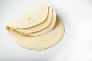 tortilla sobre un fondo blanco aislado. tortilla de maíz o simplemente tortilla es un tipo de pan delgado sin levadura hecho de maíz. foto