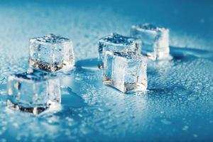bloques de hielo con primer plano de gotas de agua. cubo refrescante de hielo macro para una bebida en un día caluroso foto
