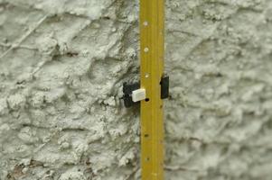 guías metálicas para enlucir paredes, instalación de balizas metálicas en la pared. foto