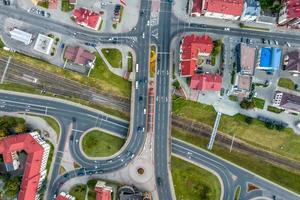 vista aérea del enorme cruce de carreteras de la autopista con mucho tráfico en la ciudad foto