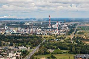 vista panorámica aérea de las tuberías de la planta de la empresa química. concepto de contaminación del aire. paisaje industrial contaminación ambiental residuos de central térmica foto