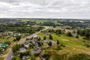 vista aérea panorámica del desarrollo privado con casas de campo o pueblo foto