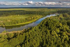 vista panorámica desde una gran altura de un río serpenteante en el bosque foto