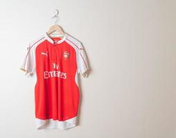 bangkok, tailandia - 18 de enero de 2022 - camiseta retro del arsenal camiseta local temporada 2015-2016 foto