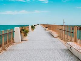 la vista del sendero para caminar en el rompeolas en el pequeño puerto foto