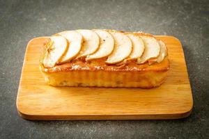 Pan de manzana desmenuzado sobre tablero de madera foto