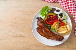 costillas de cerdo a la barbacoa con verduras foto