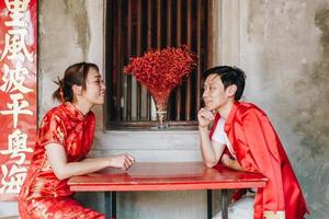 feliz joven pareja asiática en vestidos tradicionales chinos foto