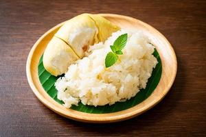 arroz pegajoso durian en un plato foto