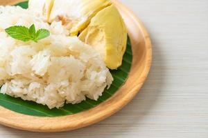 arroz pegajoso durian en un plato foto